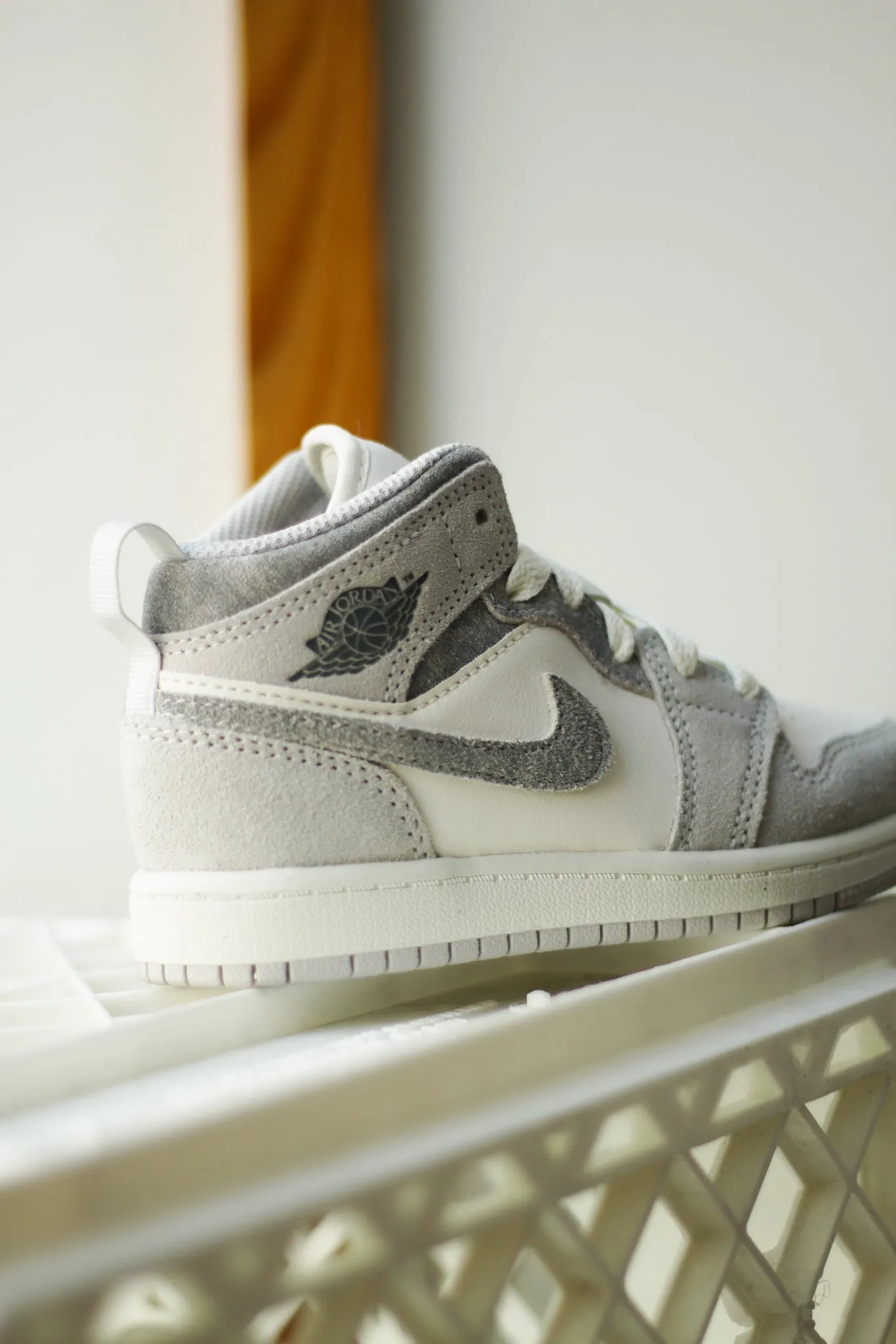 JORDAN 1 MID SE (PS) "NEUTRAL GREY"